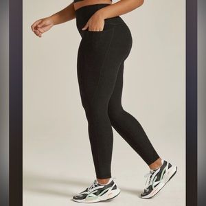 🧘🏼‍♀️Beyond Yoga Spacedye Out of Pocket Leggings in Darkest Night